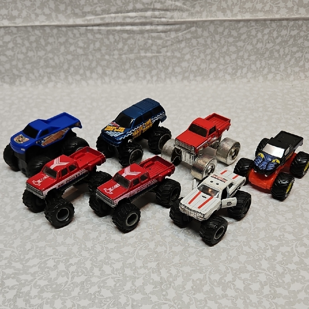 1:64 4X4 Monster Trucks Sqush Big Dooley Predator Takin' The Road King Krunch